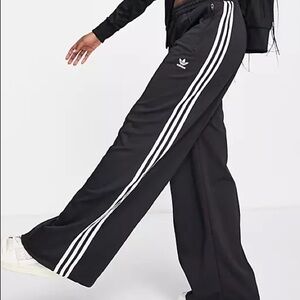 Adidas Originals adicolor three stripe wide leg track plant in black